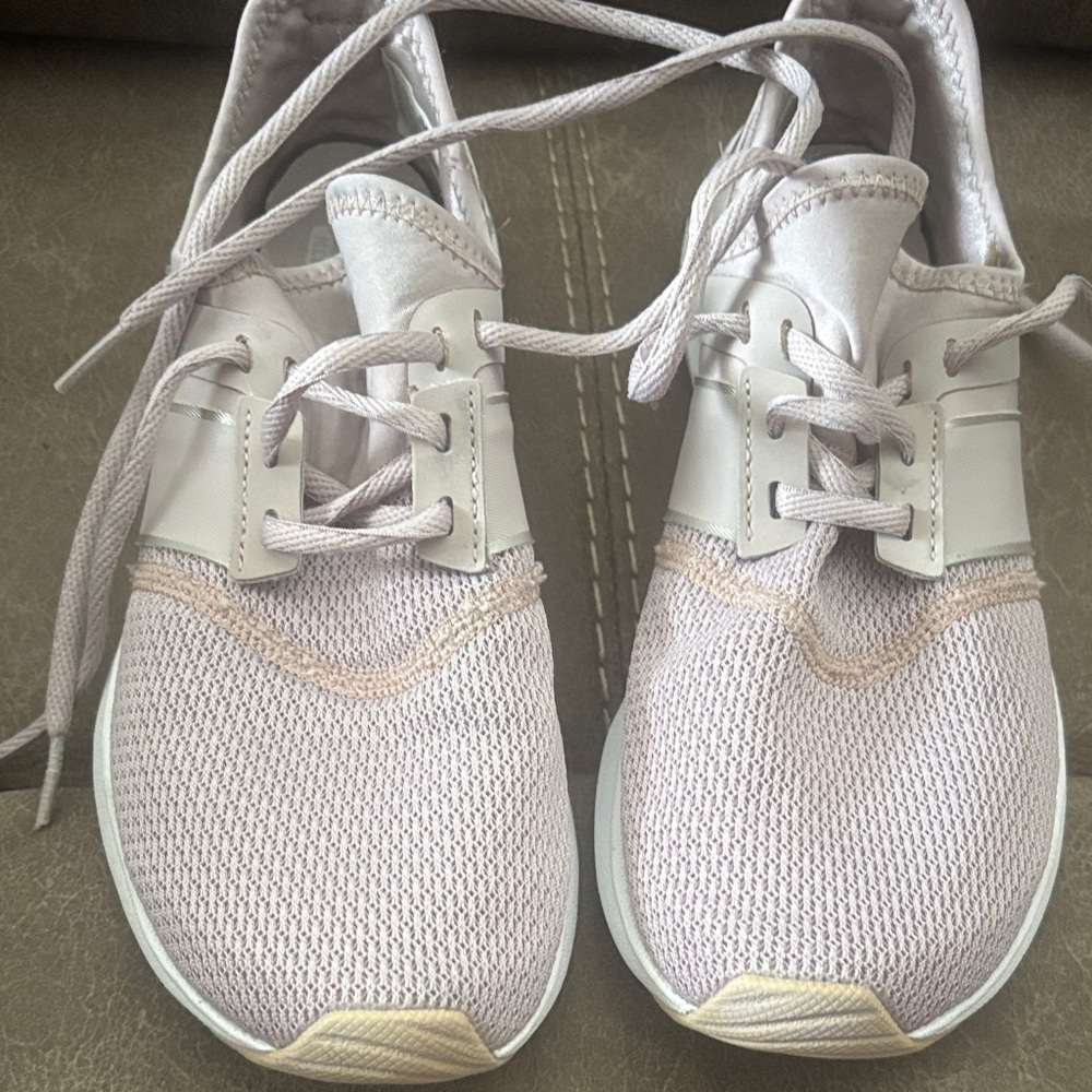 NEW BALANCE SZ 8 1/2 LIGHT PURPLE TENNIS SHOES